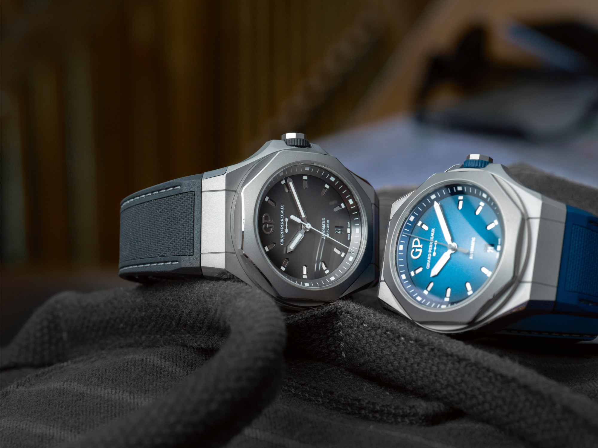 The Laureato Absolute Ti 230, as previously stated, is offered in two variants, blue and grey. Each option is limited to 230 pieces
