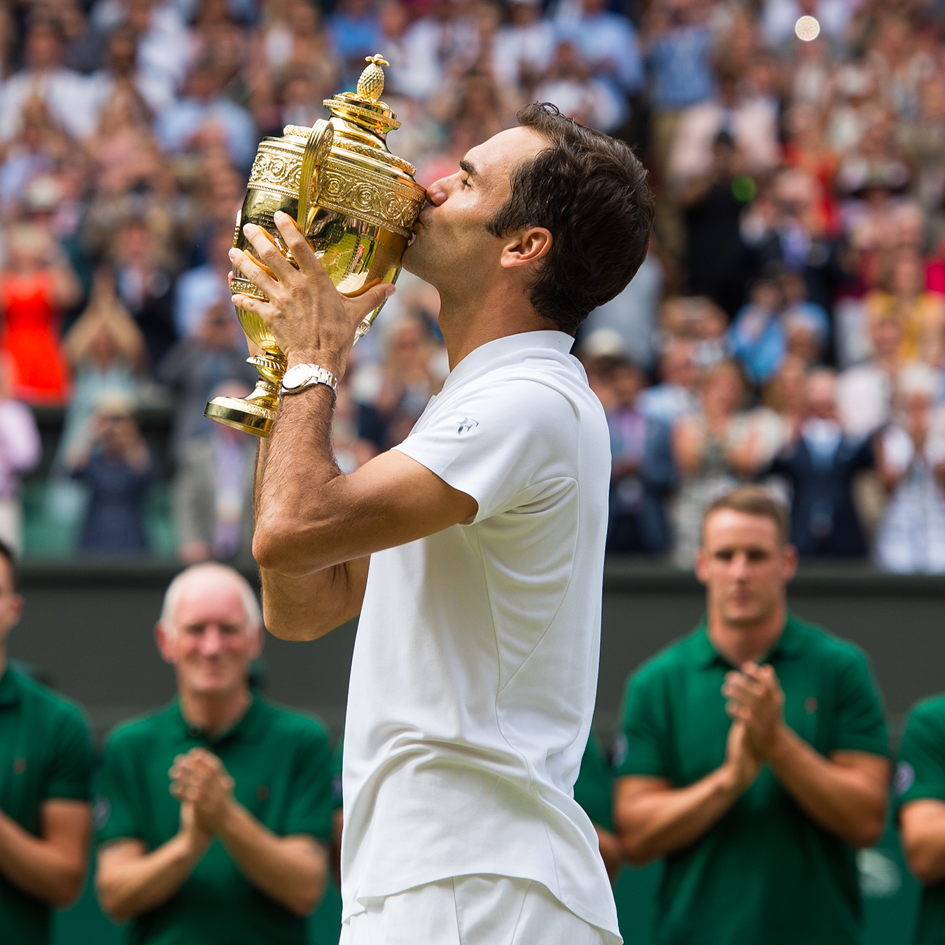 Roger Federer holding Wimbledon trophy