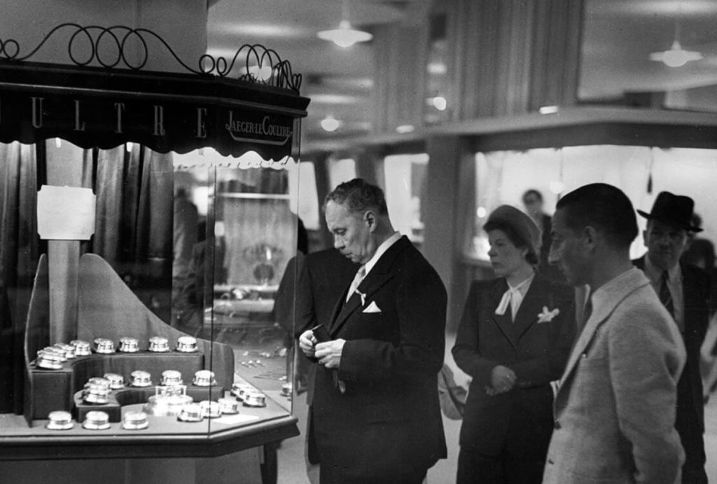 บูธจัดแสดงนาฬิกาของ Jaeger-LeCoultre ที่งานแสดงนาฬิกาและเครื่องประดับอัญมณี Schweizer Mustermesse ปี 1947