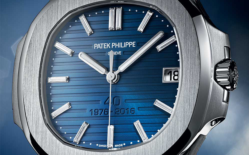 Patek Philippe Nautilus 5711 Automatic Steel case Steel bracelet Men's watch/Unisex 324 S C Steel bezel Sapphire Glass Blue dial No numerals Date Center Seconds