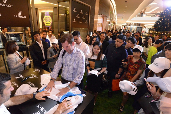 Hublot Luis Figo winner of 2000 Ballon d’Or™ and 2001 FIFA World Cup™ “Player of the Year” autographing for fans