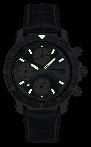 The SINN 103 A Sa B's indices and hands are coated with luminous paint which enables perfect readability even at night.