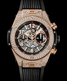 Blending gracefully with the exclusive backdrop that is 18K King Gold, the lustrous diamonds add a touch of glamour to the Hublot Big Bang Unico King Gold Pavé.
