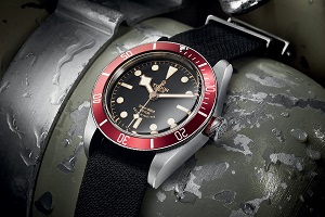 The Tudor Black Bay features the Tudor Rose logo at 12 o'clock and with the legend “Rotor Self-Winding” on the dial at six o’clock, reminiscent of the past. 
