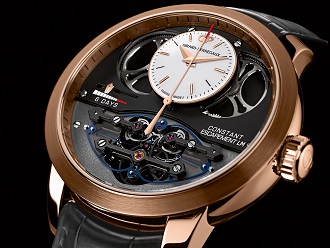 The Girard-Perregaux Constant Escapement L.M. uses a system of silicon blades to consistently transmit equal pulses of power from the mainspring to the regulation system. 