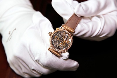 A watchmaker displays the workings of a Patek Philippe Ladies Grand Complications 7059 luxury wristwatch. (Image Credit: Getty Images).