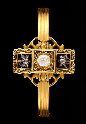 The back of the wristwatch. Note the diamond centerpiece and the side flower embroidery carving encrusted with diamonds. (Image Credit: Patek Philippe Museum).