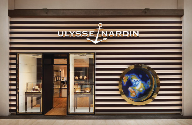 Facade features a world premiere 3-dimensional globe dome with reference to the Moonstruck watch dial