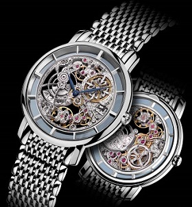 Both the front and back of Calibre 240 SQU are hand-engraved; light dances across each surface and draws the eye in.
